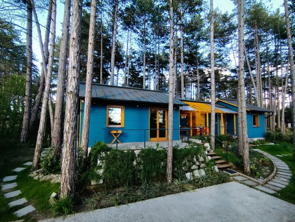 A vendégház a kertből nézve