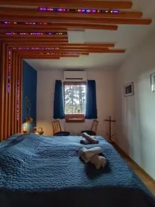 Kis ház hálószoba franciaággyal és programozható LED fallal